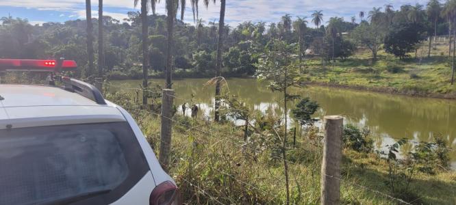 Mulher jogada em lago