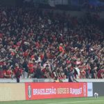 Torcida do Athletico protesta contra o presidente Petraglia após derrota em casa