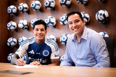 Lucas Romero ao lado de Pedro Junior, vice-presidente do Cruzeiro, durante renovação contratual