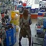Vídeo: 'Se der mole já era', diz idosa flagrada furtando lojas em BH e escondendo produtos em vestido