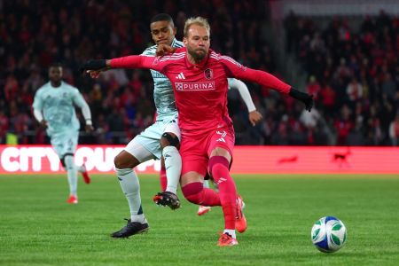 João Klauss (de vermelho) atua no futebol estadunidense desde 2022