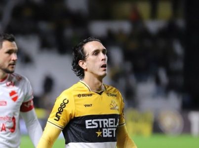 Nicolas foi titular de Eduardo Baptista nesta segunda-feira
