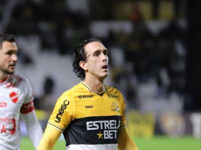 Nicolas foi titular de Eduardo Baptista nesta segunda-feira