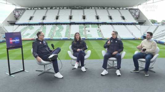 Montagem do mosaico em homenagem a Ancelotti na Neo Química Arena