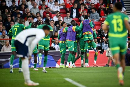 Time do Senegal comemora gol contra a Inglaterra