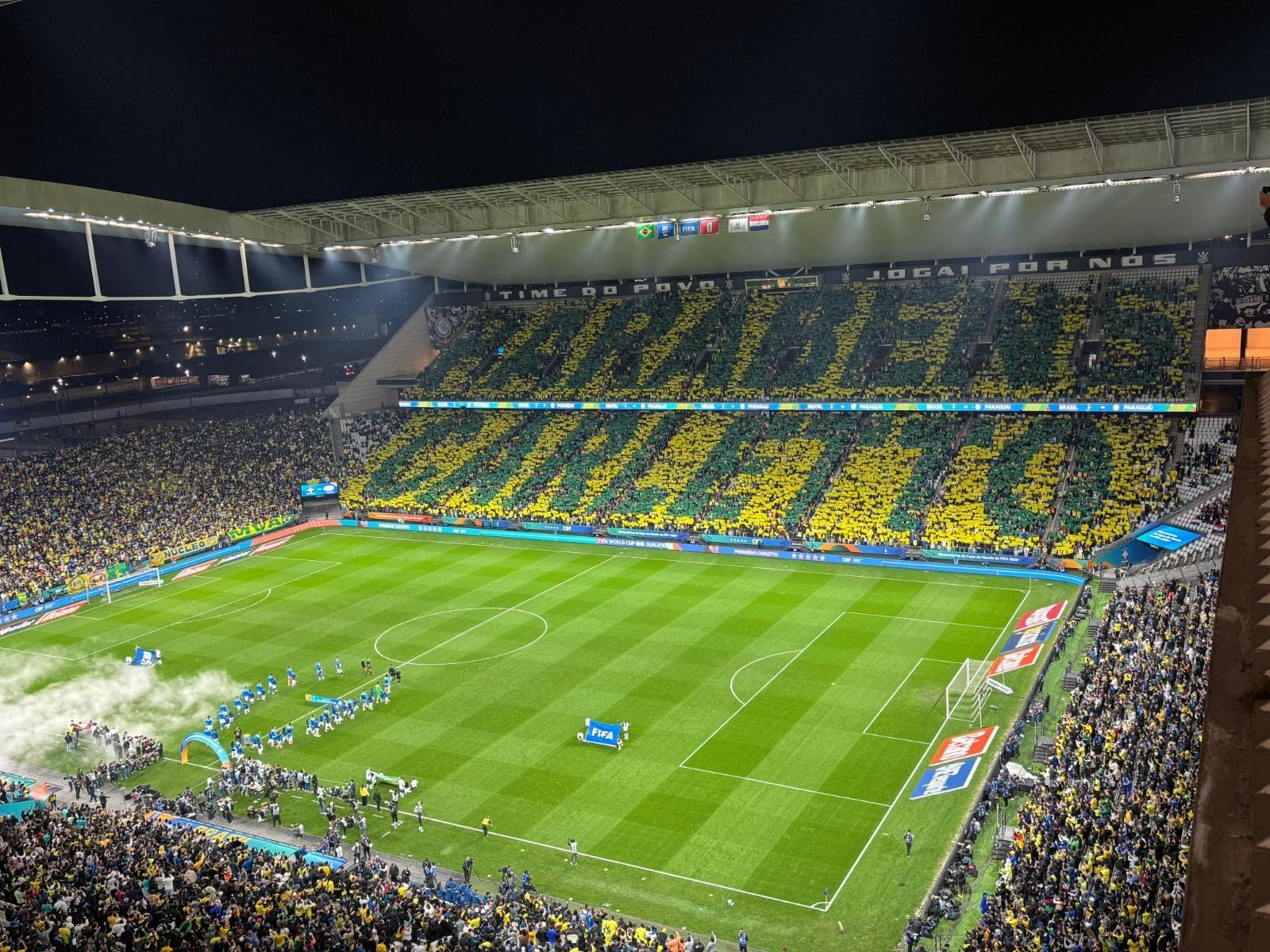 Brasil x Paraguai: torcida faz mosaico em homenagem ao aniversário de Ancelotti