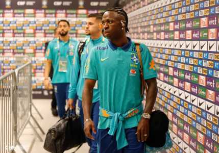 Vini Jr. antes da partida entre Brasil e Paraguai, nesta terça-feira (10)