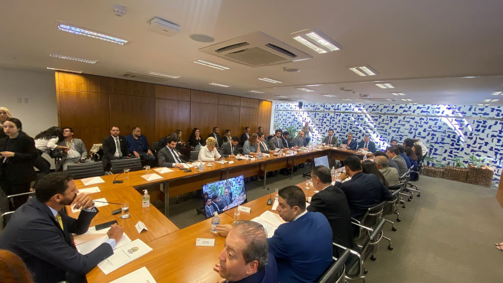 Zema quer unir Centrão, direita e até PT para derrubar vetos de Lula sobre dívida de Minas