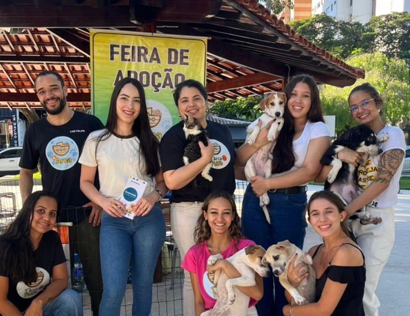 Evento de adoção de cães movimenta praça do Cidade Nobre, em Ipatinga