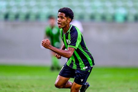 Kaike Zizero, do América, comemora gol marcado contra o Atlético, no Independência