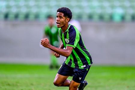 Kaike Zizero, do América, comemora gol marcado contra o Atlético, no Independência