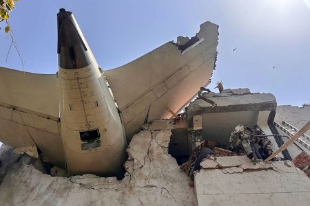 Avião se choca com prédio após queda