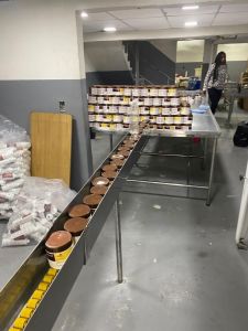 esteira de uma fábrica cheia de produtos