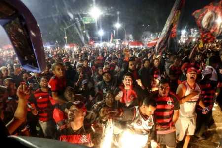 Torcida do Flamengo fez festa no aeroporto para receber o elenco que viajou aos Estados Unidos para o Mundial de Clubes