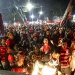 Torcida do Flamengo xinga Gerson em embarque aos EUA para o Mundial