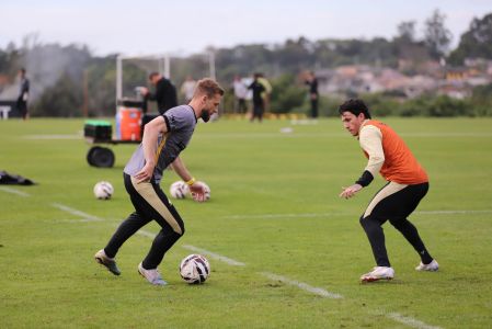 Marcelo Hermes (à esquerda) é ausência confirmada no Criciúma para duelo com o América