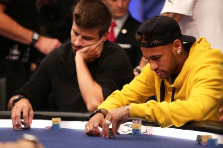 Piqué (esq) e Neymar (dir) em partida de pôquer