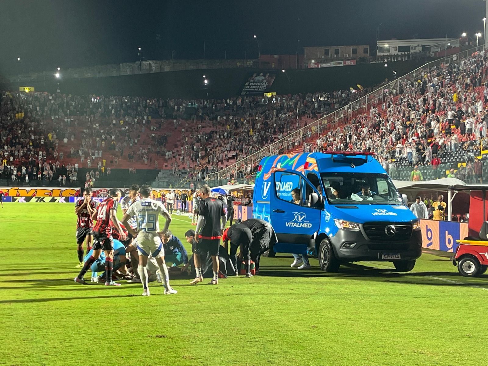 Drama: jogador do Vitória quebra o tornozelo durante jogo contra o Cruzeiro