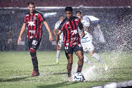 Jamerson durante a partida entre Vitória x Cruzeiro, nesta quinta-feira (12)