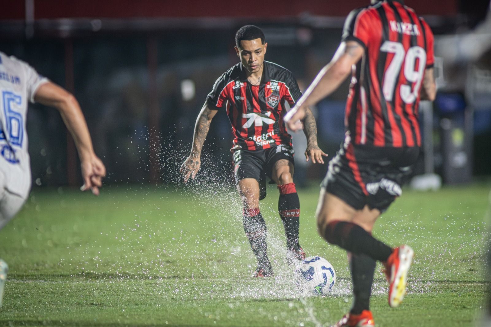 Vitória x Cruzeiro: Matheuzinho reage à lesão de Jamerson e manda recado ao companheiro