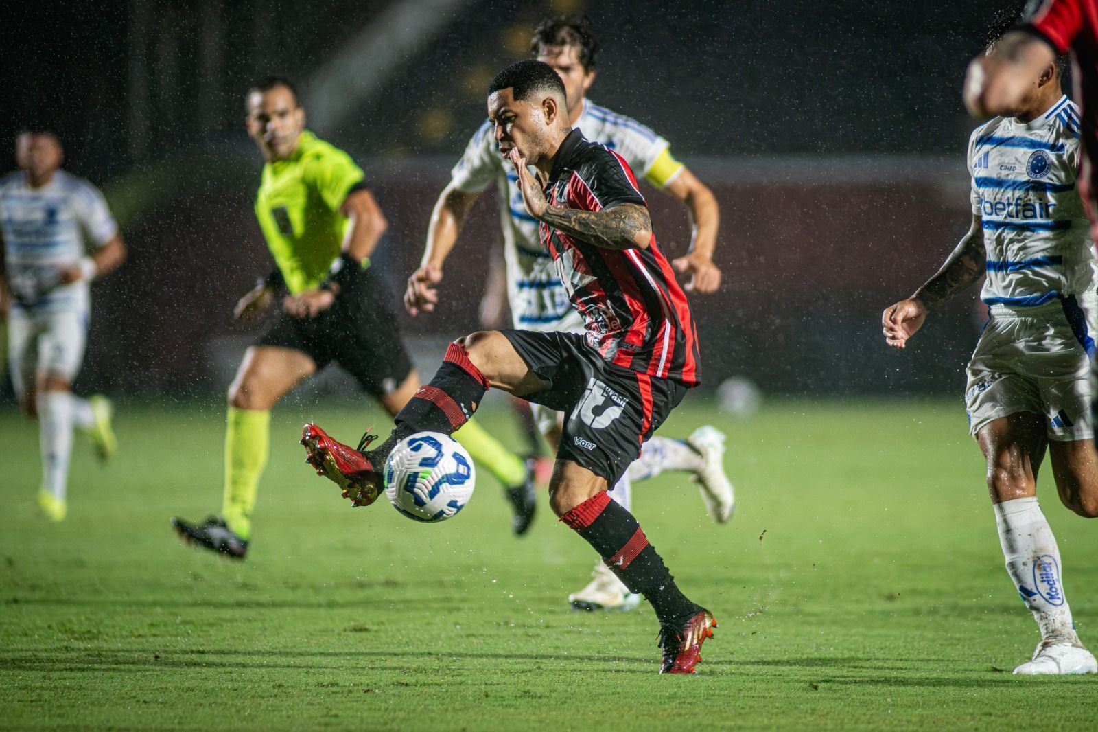 Meia do Vitória sobe o tom ao criticar gramado em jogo contra o Cruzeiro