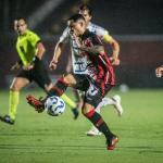 Meia do Vitória sobe o tom ao criticar gramado em jogo contra o Cruzeiro