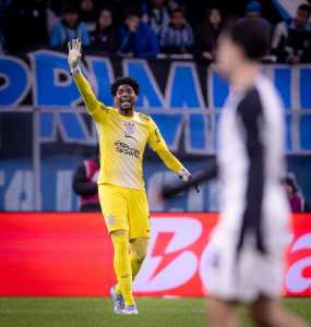 Hugo Souza, em partida contra o Grêmio, na última quinta-feira (12)