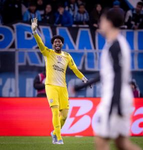Hugo Souza, em partida contra o Grêmio, na última quinta-feira (12)