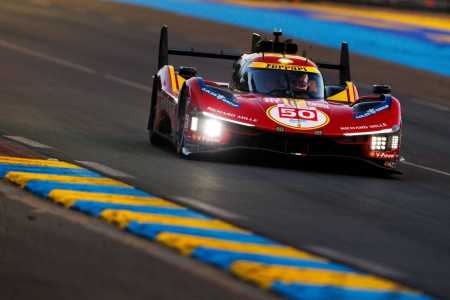 Ferrari em ação durante as 24 Horas de Le Mans em 2024