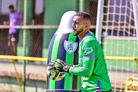 Dalberson, do América, durante treinamento no CT Lanna Drumond