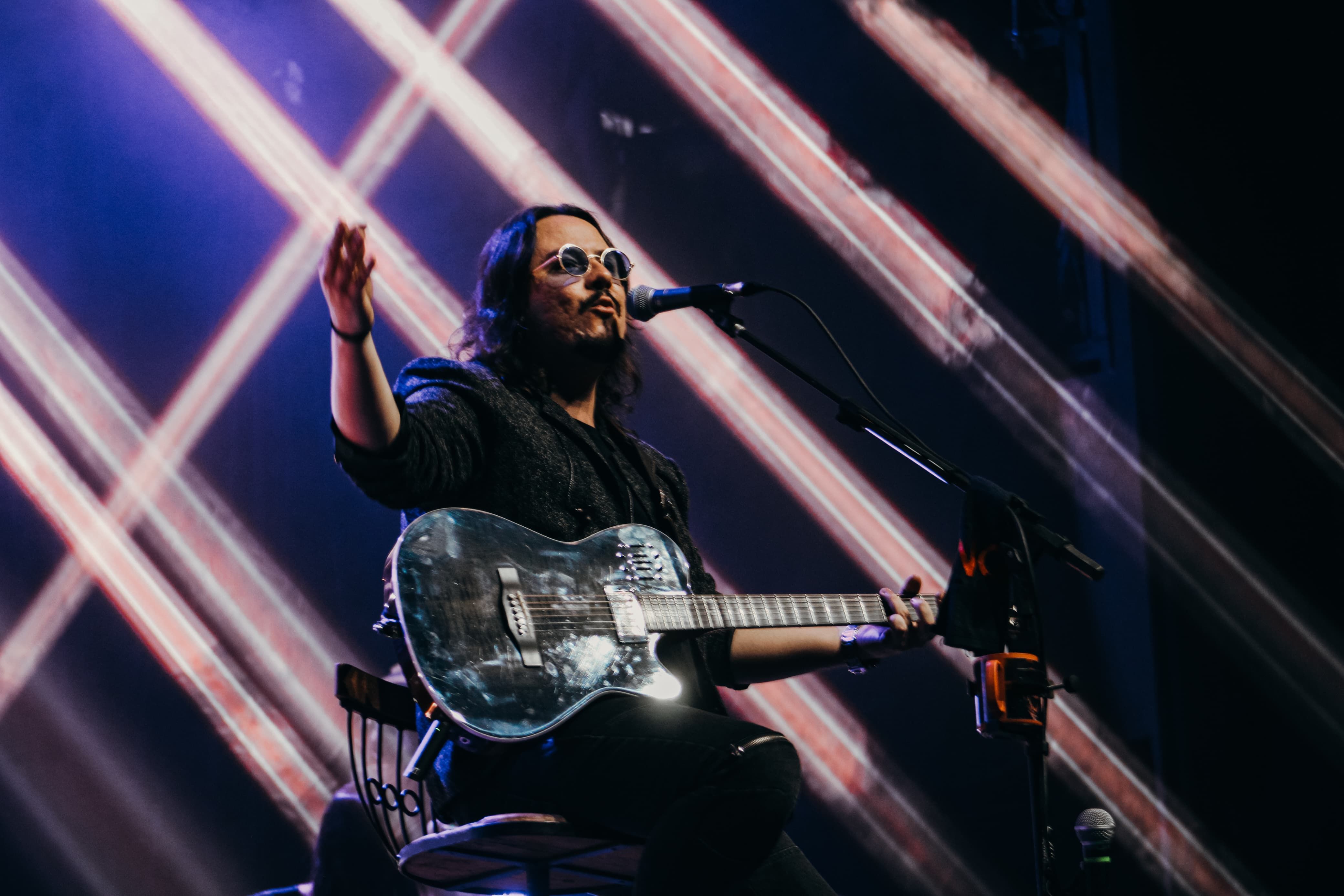 Dino Fonseca se apresenta pela turnê “Back to the 80’s” em comemoração do Mix Garden
