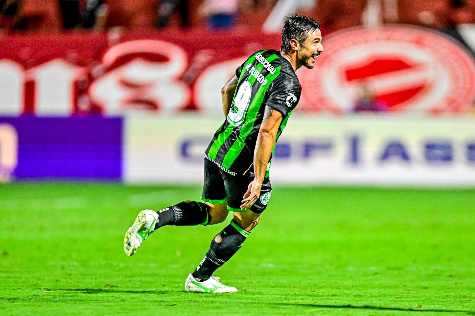 Willian brilha, América goleia Vila Nova e encerra jejum fora de casa na Série B