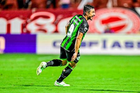 Willian Bigode marcou dois gols na partida entre Vila Nova e América