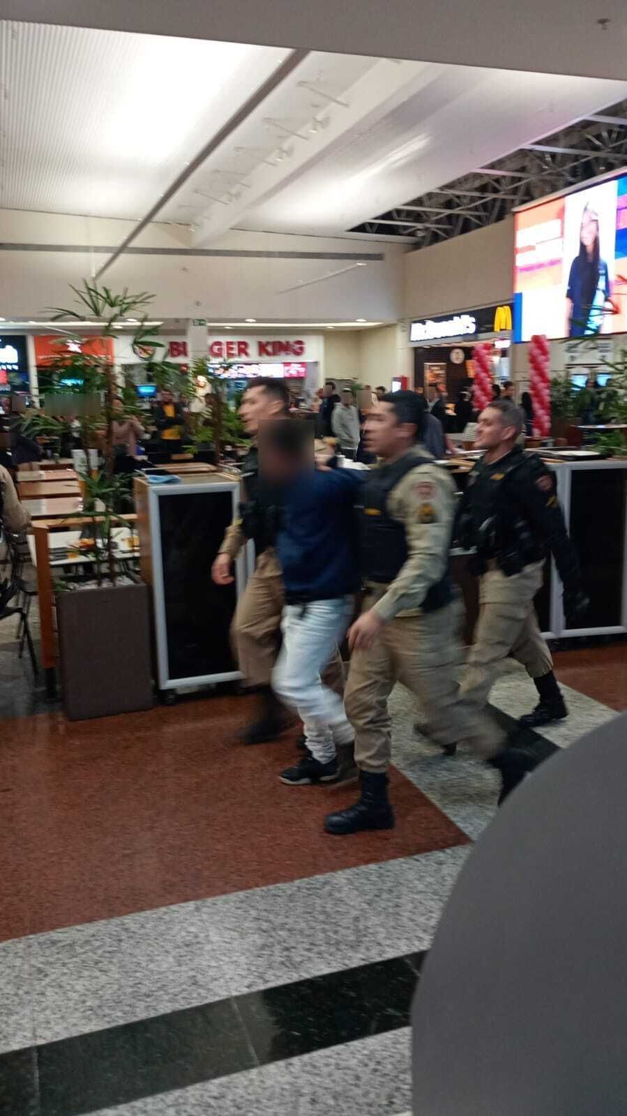 Homem é preso com armas no shopping de Varginha