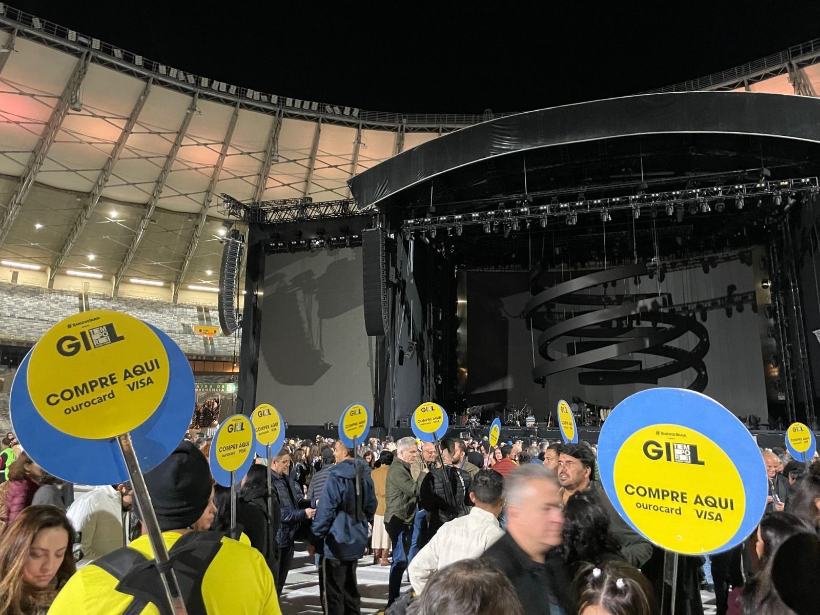 Preços no show de Gilberto Gil em BH variam entre R$ 12 e R$ 210 em comidas, bebidas e itens oficiais; veja