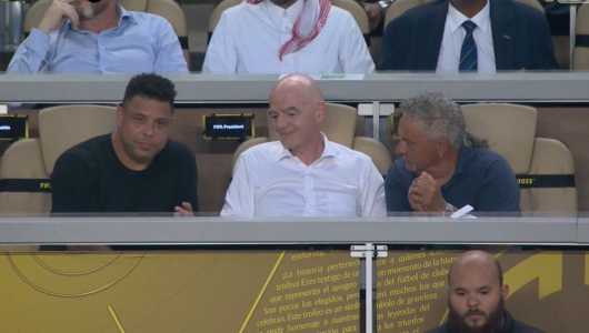 Ronaldo Fenômeno ao lado de Gianni Infantino e Roberto Baggio, na estreia do Mundial de Clubes