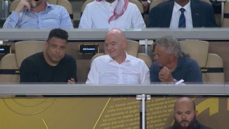 Ronaldo Fenômeno ao lado de Gianni Infantino e Roberto Baggio, na estreia do Mundial de Clubes