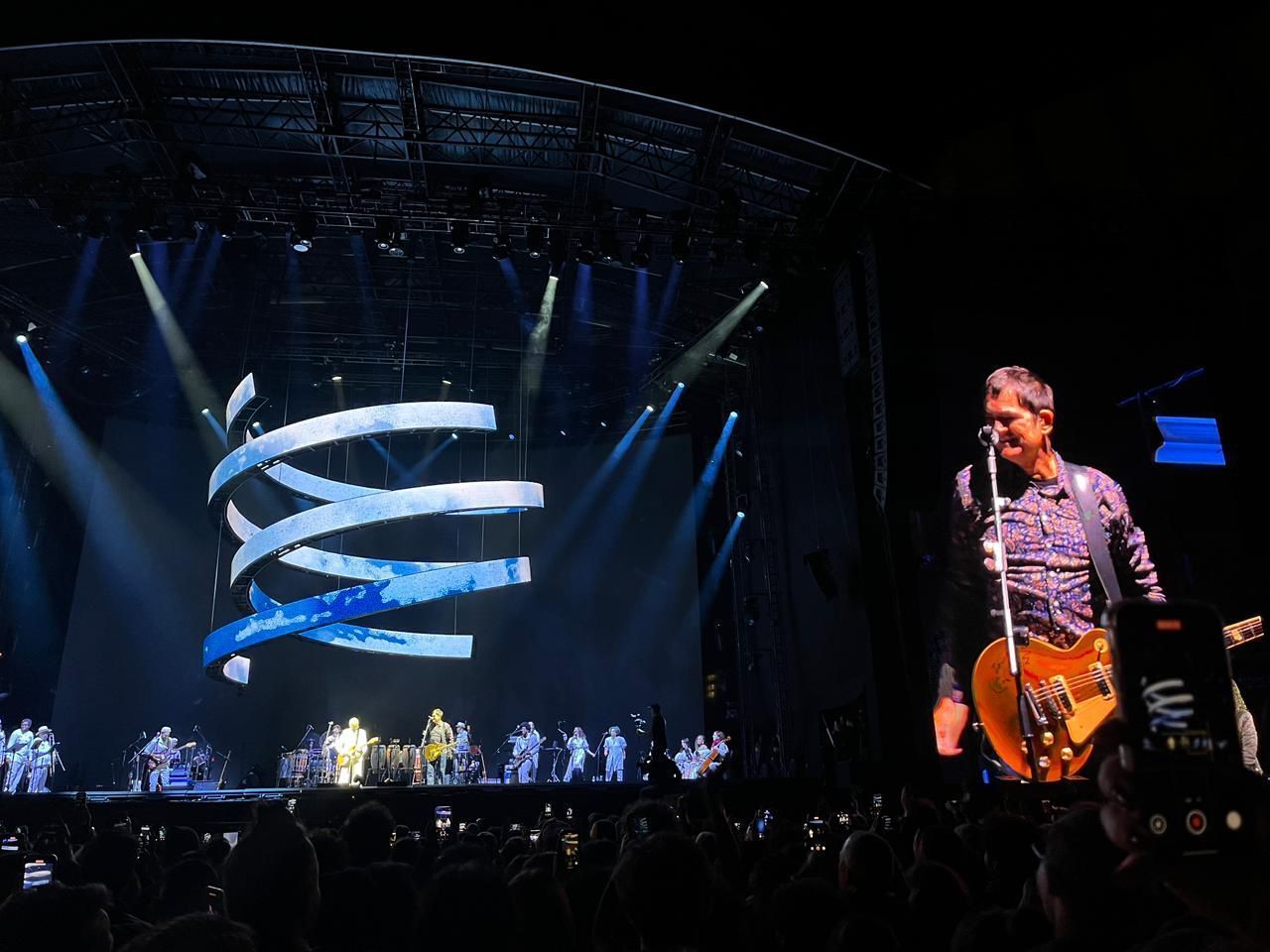 Samuel Rosa sobe ao palco e agita milhares de fãs com Gilberto Gil