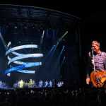 Samuel Rosa sobe ao palco e agita milhares de fãs com Gilberto Gil