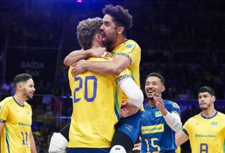 Seleção Brasileira Masculina de Vôlei comemora vitória sobre a Eslovênia na VNL 2025