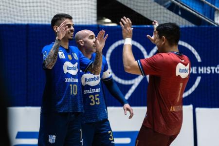 Jogadores do Itambé Minas celebram gol sobre o Esporte Futuro