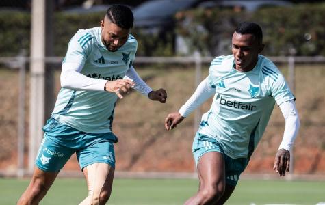 Marquinhos ao lado de Wanderson durante treinamento no Cruzeiro