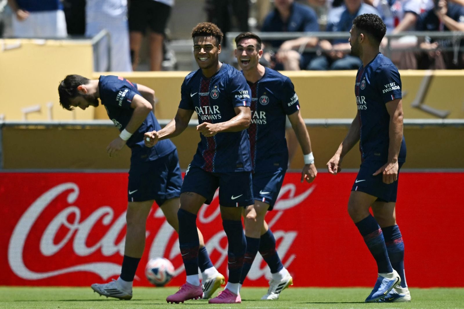Sob forte calor, PSG atropela o Atlético de Madrid no Mundial de Clubes
