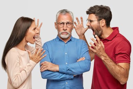 Imagem ilustrativa de pessoas argumentando e homem com cara de desdém