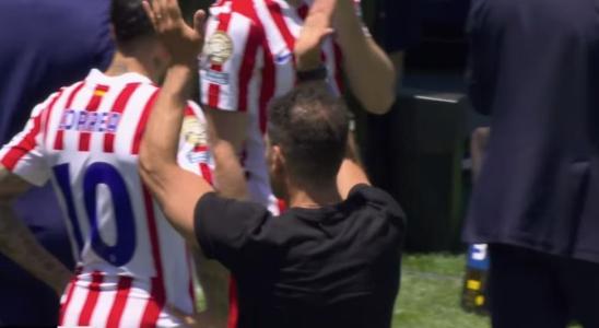 Simeone aplaude ironicamente decisão da arbitragem, em partida contra o PSG