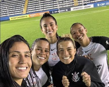 Jogadoras do Corinthians após vitória diante do Internacional, pelo Brasileirão Feminino