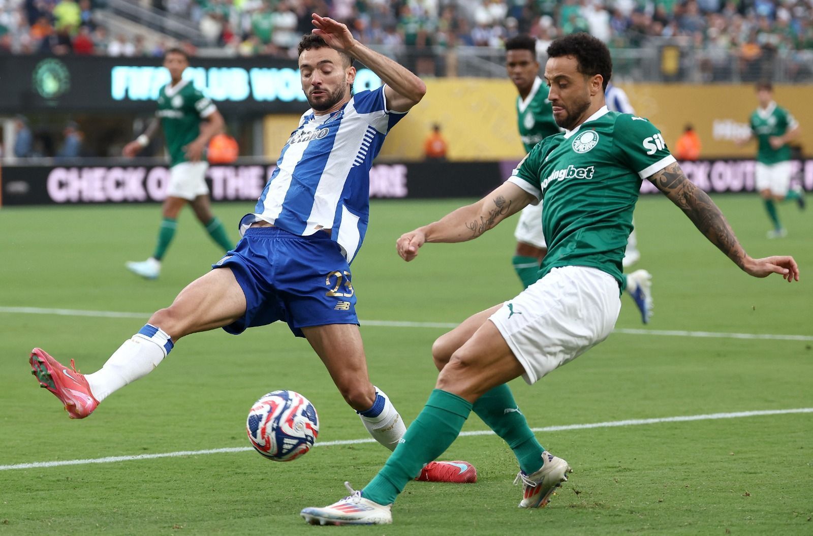Felipe Anderson valoriza ponto do Palmeiras contra Porto, mas lamenta baixa eficiência