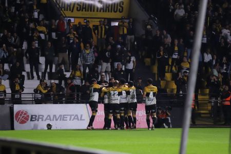 Criciúma e Amazonas se enfrentaram no Estádio Heriberto Hülse