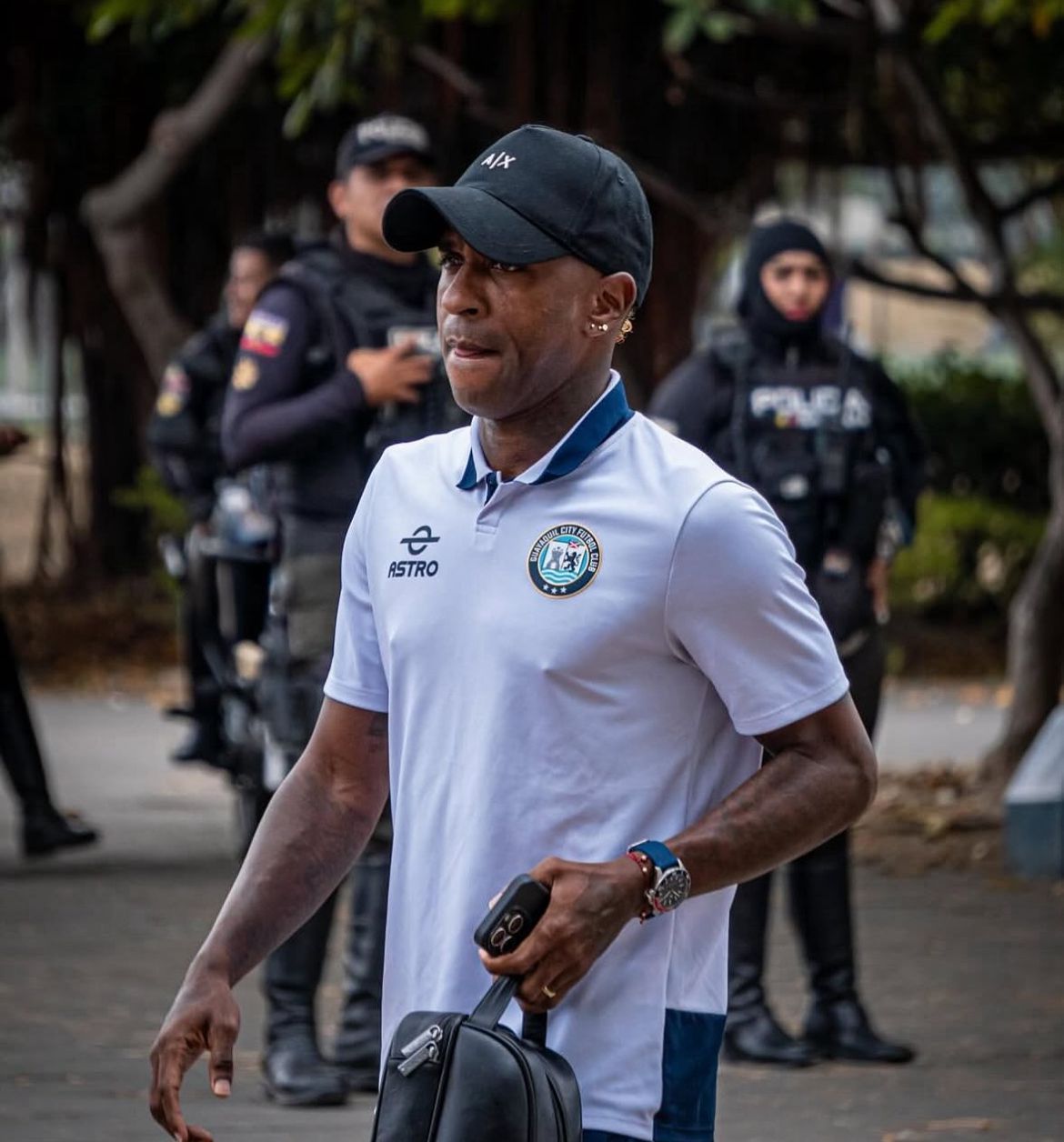 Ex-atacante do Grêmio, Bolaños é preso por porte de arma no Equador