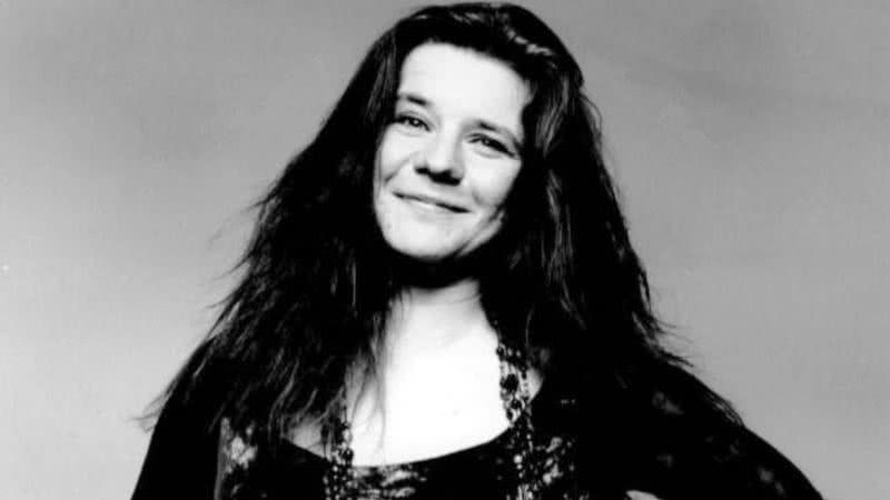 Quando seu primeiro álbum alcançou o primeiro lugar, essa cantora já estava morta